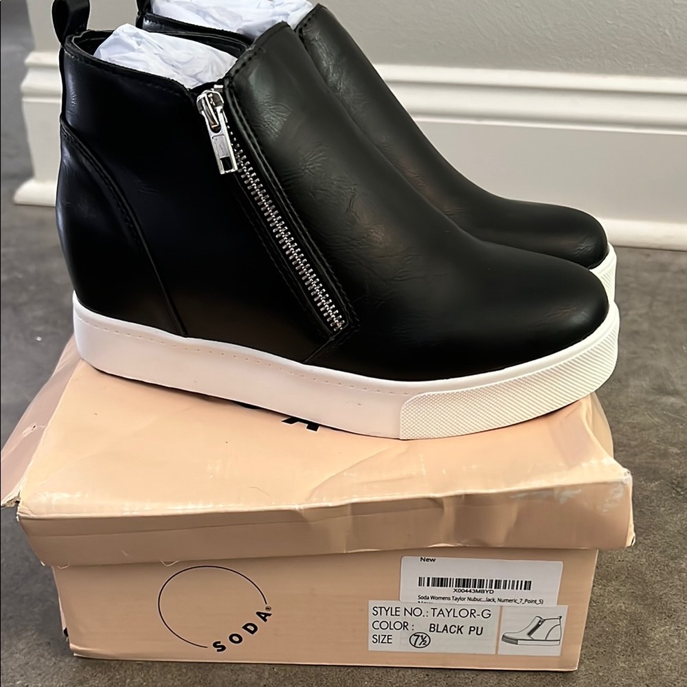 Soda Black Sneakers with Side Zipper and Platform Sole